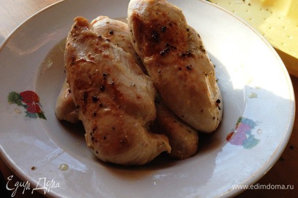 Куриное филе переложить на блюдо и накрыть крышкой.
