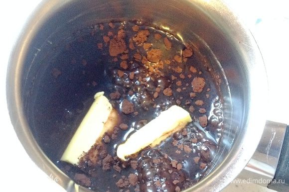 Этим временем сварим глазурь. Смешать все ингредиенты в маленькой огнеупорной посуде (например, в кофеварке).