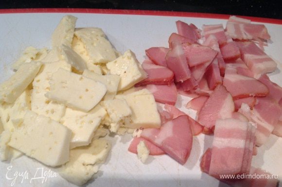 Бекон и сыр нарежьте тонкими пластинами.