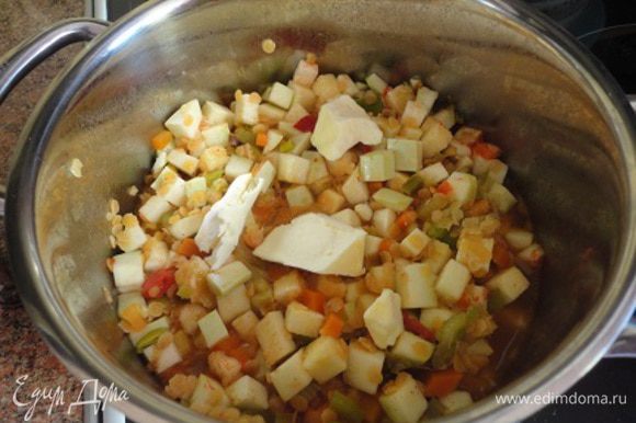 Выложить кабачки к чечевице с овощами, добавить паприку, соль, перец, базилик и сливочное масло. Перемешать, довести до кипения, убавить нагрев и проварить минут 5 - этого вполне достаточно, чтобы кабачки стали мягкими.