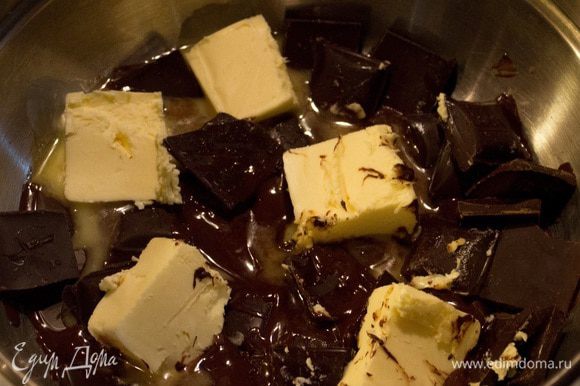 На водяной бане растопить шоколад и сливочное масло.