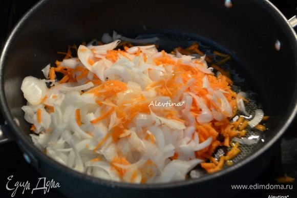 Картофель нарезать тонко соломкой . Луковицу порезать тонко, морковь натереть на крупной терке. На сковороде растопить масло и обжарить овощи до мягкости 6 мин.