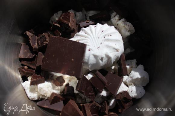Действия такие же..... Ломаем шоколад (берите горький или же темный, так как будет сладко!!!) и зефир в кастрюльку, заливаем их 20 % сливками и ставим на огонь.