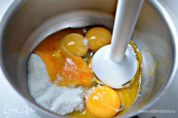 В отдельной миске соединить желтки с сахаром и ванильным сахаром.
