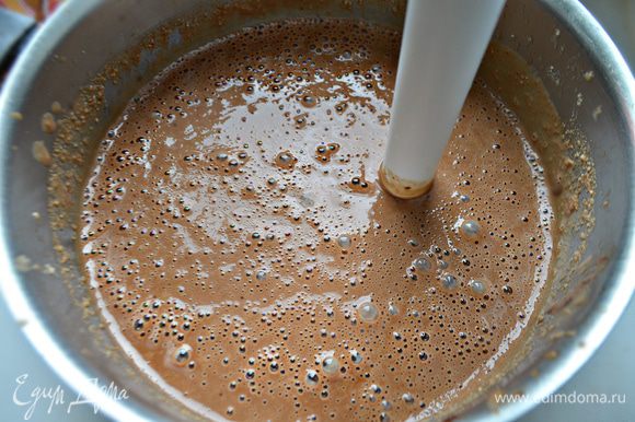 К растопленному шоколаду влить молочную смесь, перемешать. Взбить миксером до однородности и дать остыть.