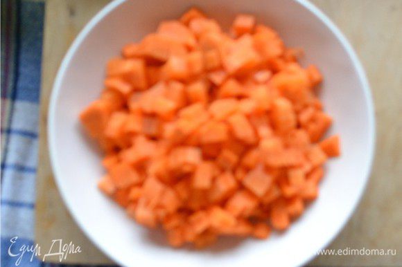 Для морковно-апельсинового соте, нарезаем морковь кубиками.