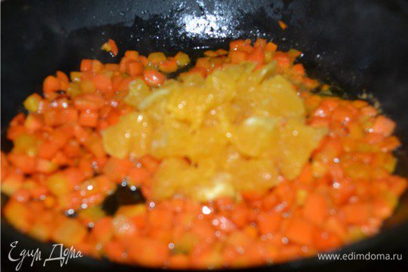 Далее добавляем 1 ч. л. меда и помешивая карамелизируем морковь до красивого, золотистого цвета. Далее добавляем апельсиновое филе и помешивая прогреваем все для того что бы все ингредиенты пропитались ароматами друг друга. Все очень вкусное соте готово!