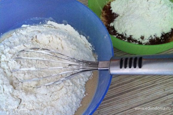 В миску с 1/3 частью теста добавляем столовую ложку какао с горкой, ароматизатор "ром" и 100 г муки, замешиваем мягкое тесто, оно не должно липнуть к рукам, поэтому по необходимости добавляете по одной столовой ложке муки за раз. В миску с 2/3 теста добавьте корицу, ванильный сахар и 200 г муки, как и с какао-тестом замешиваем мягкое тесто, при необходимости добавляя по столовой ложке муки.