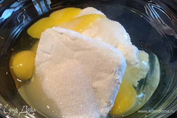 Духовку разогрейте до 200 градусов. Творог, яйца и сахар смешайте до однородности, можно с помощью блендера.