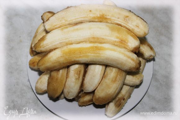 Берём спелые, переспелые, возможно примятые, далеко не идеальные бананы. На моём фото видно, что они были примяты. Почистили!