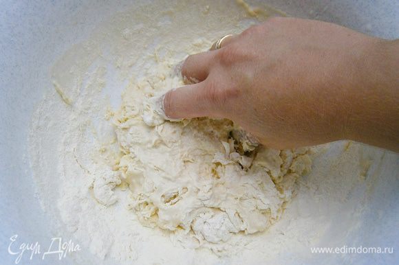 Дрожжи развести в тёплом молоке с водой. Затем добавить сахар и постепенно добавляя просеянную муку замесить мягкое тесто. В конце замеса добавив соль и растительное масло.