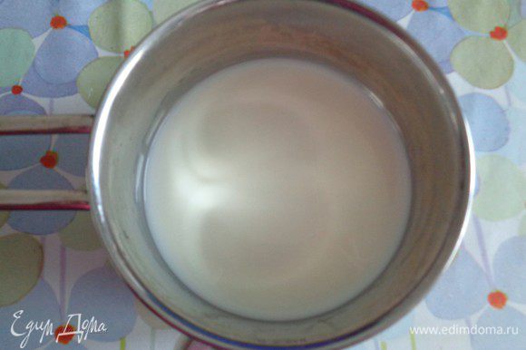 Нальем в кастрюльку молоко. Для этого лучше взять молоко с жирностью побольше, поскольку оно легче взбивается в пену.