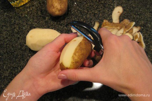 Картофель почистить, порезать кубиками.