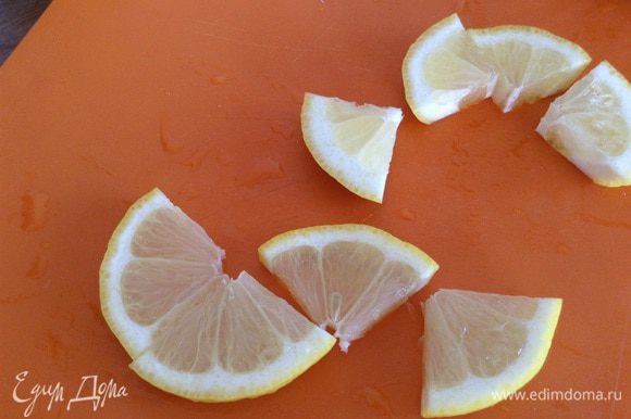 Нарезать лимон, промыть мяту.