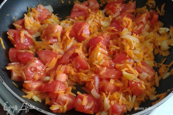 Снять с помидоров шкурку, нарезать кубиками. Сначала обжарить лук, потом добавить морковь и помидоры, и потушить 5 -7 минут.