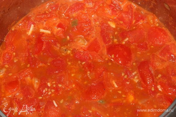 Опускаем помидоры в кастрюлю, перемешиваем, доводим до кипения и готовим пять минут.