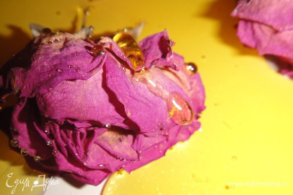 На разогретую сковороду выкладываем бутоны роз (я брала декоративную домашнюю розу, которая растет у меня в горшке), заливаем цветы инвертным сиропом и аккуратно "обжариваем" 30 секунд со всех сторон. Этого времни вполне хватит, чтобы розы стали сахарными, но сохранили свою форму и первозданный цвет.
