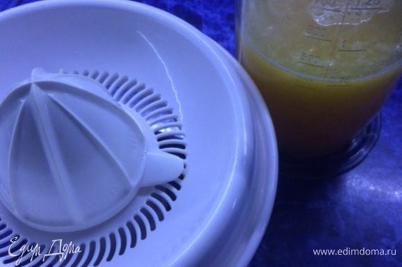 Приготовим сок, в моем случае из апельсинов. Можно использовать для приготовления мармелада любой свежевыжатый сок на ваш вкус.