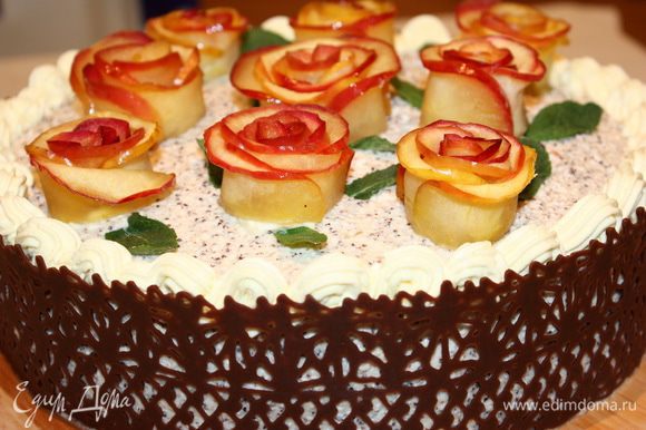 Украшаем торт карамельными розами и лепестками свежей мяты. Вуаля! Торт готов! Хороших всем праздников и прекрасного настроения!