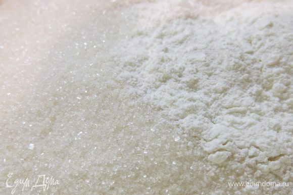 Не останавливаясь по столовой ложке добавляем сахар, смешанный с крахмалом и ванильным сахаром.