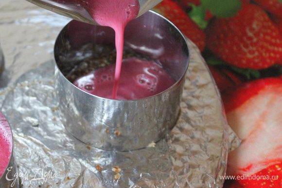 Вылить вишнево-миндальное молоко в кольцо на утрамбованную основу. Дать десерту полностью застыть. Снять кольцо.