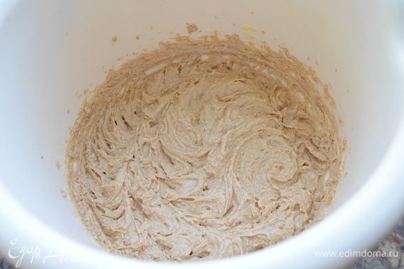 Ванильно-коричное песочное тесто: желтки перетрите через сито. Масло взбейте с сахаром, корицей, экстрактом ванили, ромом и яичными желтками до кремового состояния.