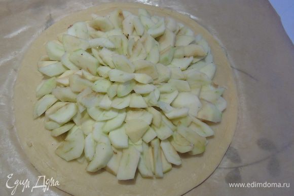 Яблоки очистите, нарежьте ломтиками. Разложите нарезанные яблоки кругами, отступив от края. С помощью ножа сделайте ободок вокруг яблок.