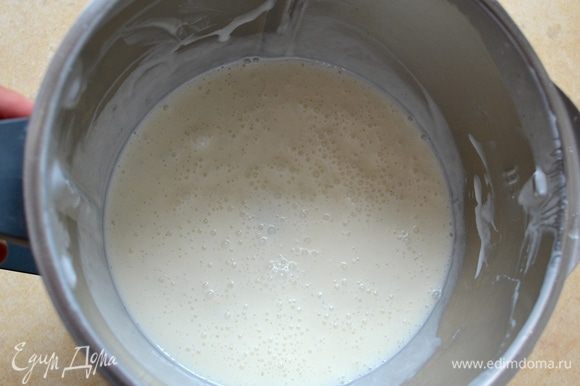 Удалить из охлажденной смеси стручок ванили, добавить мягкий сыр и взбить смесь в блендере до однородности.