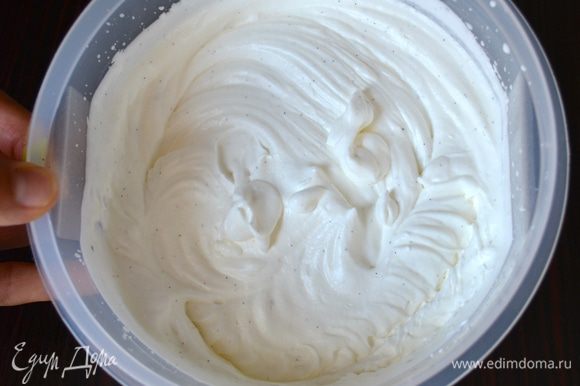 Охлажденные сливки перелить в миску, добавить семена ванили и взбить сливки до мягких устойчивых пиков - не перебейте сливки!