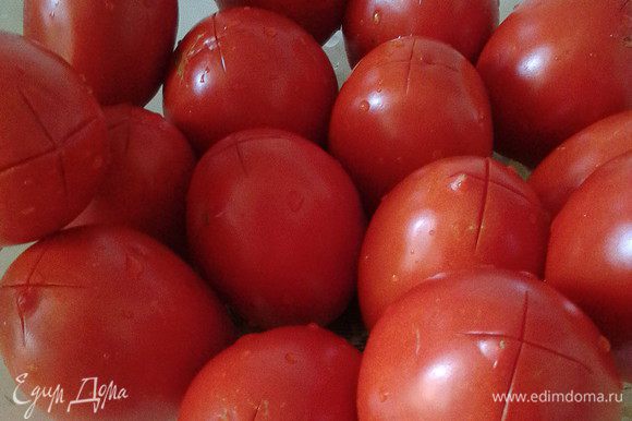Для этого рецепта подходят помидоры сорта сливка- плотные, продолговатые, спелые. Их следует помыть, сделать крестообразные надрезы на кожице и залить кипятком на 1-2 минуты. Затем остудить их холодной водой. Эта манипуляция позволит с лёгкостью избавиться от помидорной кожицы.