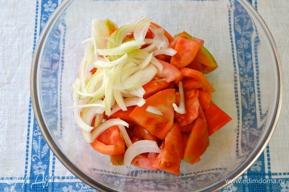 Лук (лучше всего красный! он и по цвету смотрится красиво в этом салате, и вкус у него мягче...) нарезать перьями и добавить к помидорам.