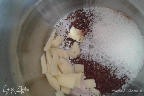 Первым делом почистим корешок имбиря и порежем его кубиками. В турку насыпаем кофе, сахар, корицу, кладем имбирь. Воду вскипятим и добавим вместе с молоком в турку.