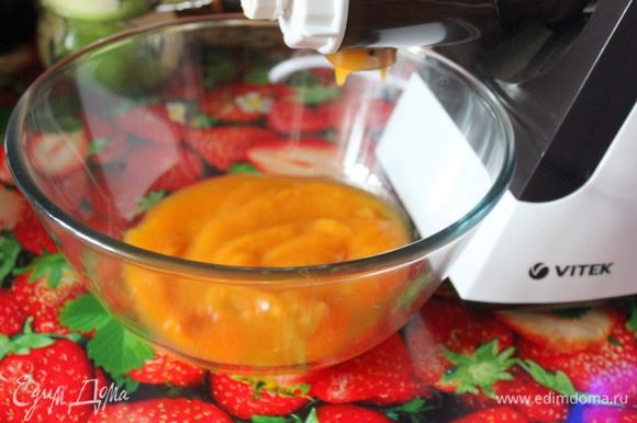 В мясорубке с помощью насадки для приготовления сока сделать из абрикосов пюреобразный сок.