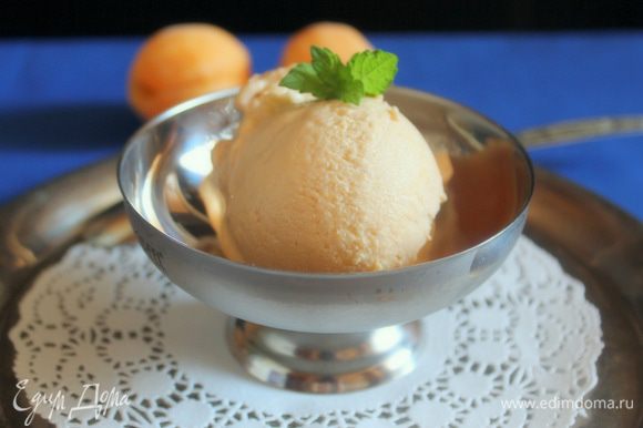 Получается мягкое абрикосовое мороженое, которое приятно кушать в летнюю жару.