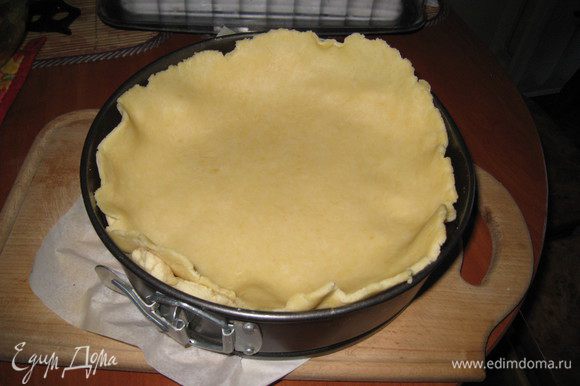 Выкладываем на верх начинки. Укладывать верхушку нужно быстро, т.к. пирог горячий и тесто начинает таять.