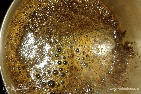 Сначала варим кофе. Я на 140 мл воды беру 1 столовую ложку кофе и варю в турке. Пенка поднялась, сразу отставляю в сторону.