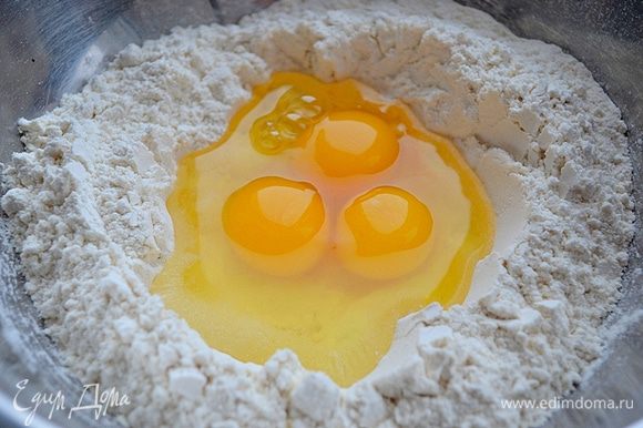 Готовим тесто: взбиваем вместе яйца, сахар, муку, разрыхлитель и сметану (2 ст.л.) .