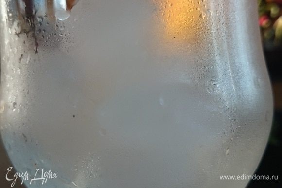 В охлажденный бокал (можно поставить на несколько минут в морозильную камеру), добавить кубики льда или крошку фраппе и налить смузи. Наслаждаемся))