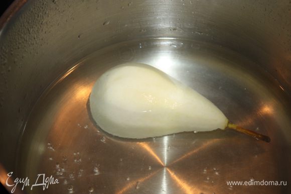 Соединяем воду, сахар и инвертный сироп (http://www.edimdoma.ru/retsepty/40599-invertnyy-sirop) в одной кастрюле. Варим сироп около 5 минут, затем погружаем туда половинки груш. Варим груши 2 минуты и вынимаем их.