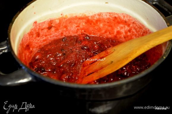 Готовить на медленном огне, как ягода полопается вся, добавить ром или бурбон. Попробуйте соус, если он для вас кислый слишком, добавьте еще сахара, но немного, чтобы соус не был приторно сладким. Снять с огня.