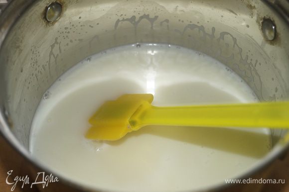 Влить молоко в кастрюльку и соединить его с сахаром. Довести до кипения и снять кастрюльку с огня.