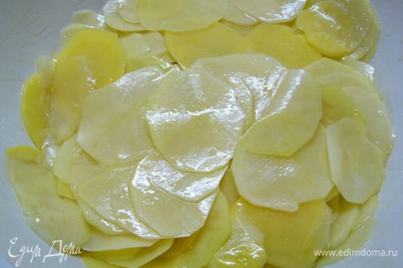 Очистить картофель (средние клубни) и нарезать слайсами (я это делала при помощи специальной терки). Добавить соль, 4 ст. л. оливкового масла, перемешать.