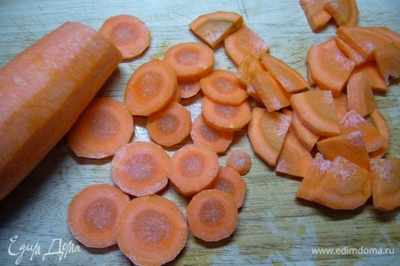 Морковь – шайбочками.