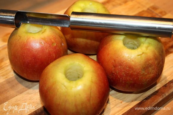 Яблоки вымыть и вытереть. Удаляем сердцевину при помощи специального ножа. Если такого нет в наличии, разрежьте яблоки пополам и вырежьте сердцевину обычным ножом.