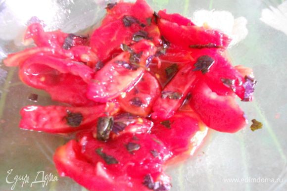 Нарезать базилик. Добавить половину объема томатного сиропа, базилик в помидоры. Перемешать.