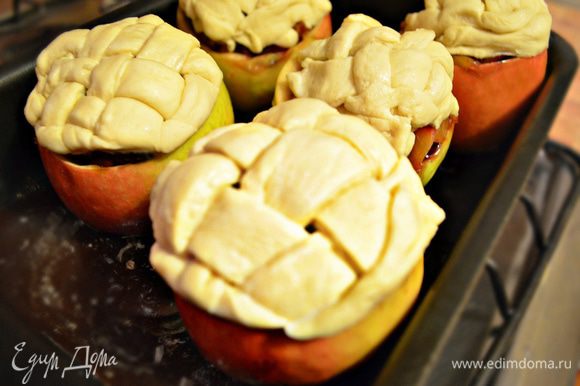 Подготовленные яблоки уложить в смазанную маслом форму для выпекания и поставить в духовку, нагретую до 200 г на 20 минут ( до лёгкого "румянца" теста).