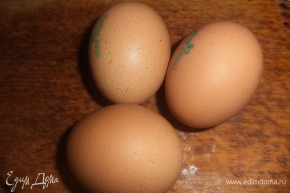 Яйца отварить вкрутую, остудить и очистить от скорлупы. Натереть на тёрке со средними отверстиями яйца и половину сыра. Бекон и помидоры нарезать тонкими пластинками.