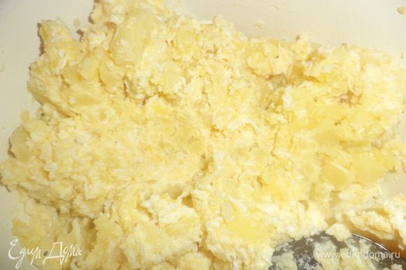 Картофель вынуть из духовки, развернуть фольгу, дать ему немного остыть. Разрезать каждую картофелину пополам, вилкой выбрать мякоть, стараясь не повредить стенки картофелины. Картофельную мякоть тщательно размять вилкой, добавить натёртые яйца и сыр, майонез, посолить, поперчить, тщательно перемешать.