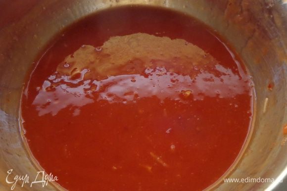 Смешать острый томатный соус с томатным соком и измельченным чесноком. При необходимости подсолить.