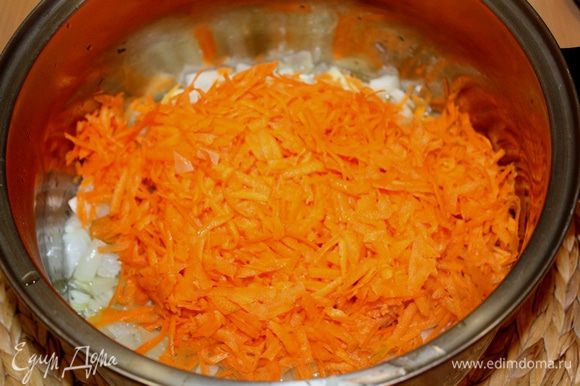 Добавить натертую морковь, обжарить с луком.